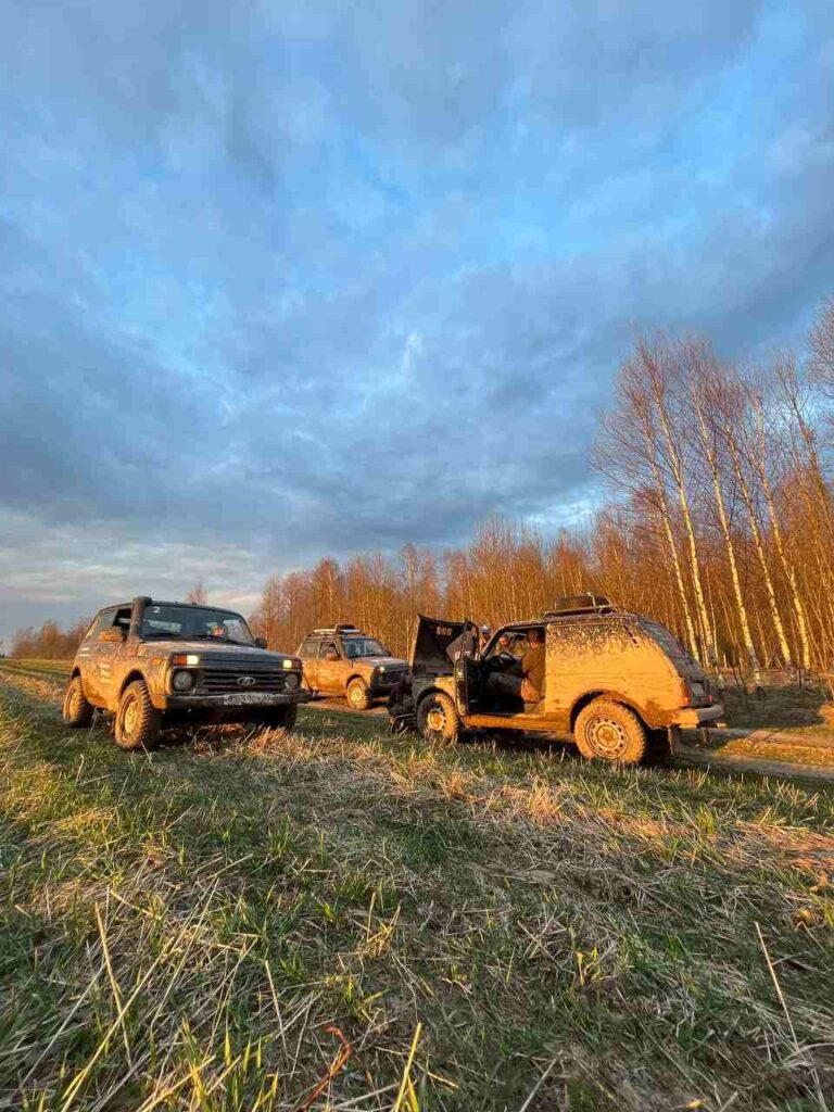 Группа подготовленных автомобилей экспедиционной группы на маршруте под Ржевом с КЬЮ Тревел