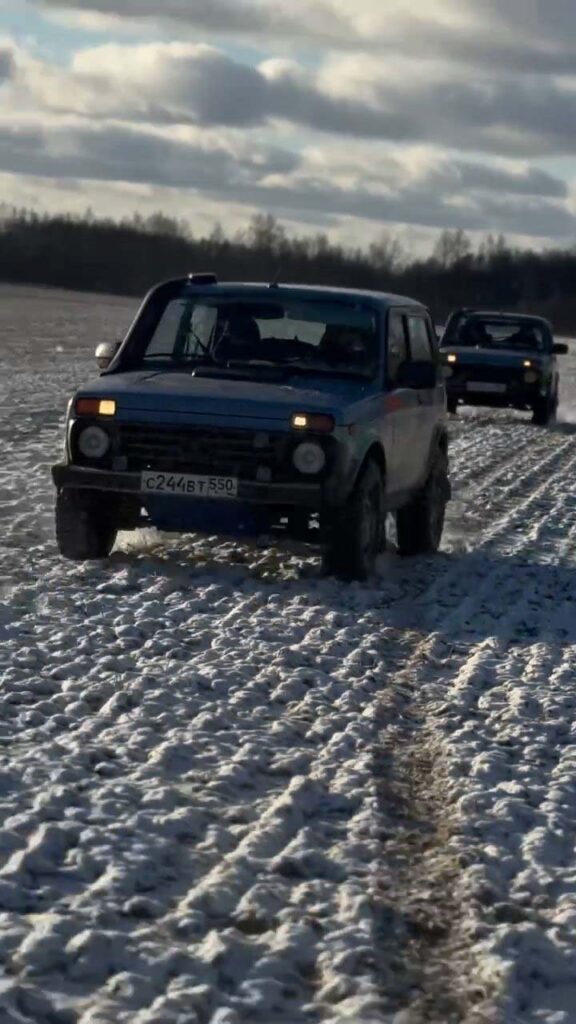 Внедорожники Нива команды КЬЮ Тревел на заснеженном участке маршрута в джип-туре «Зубцовское сафари»